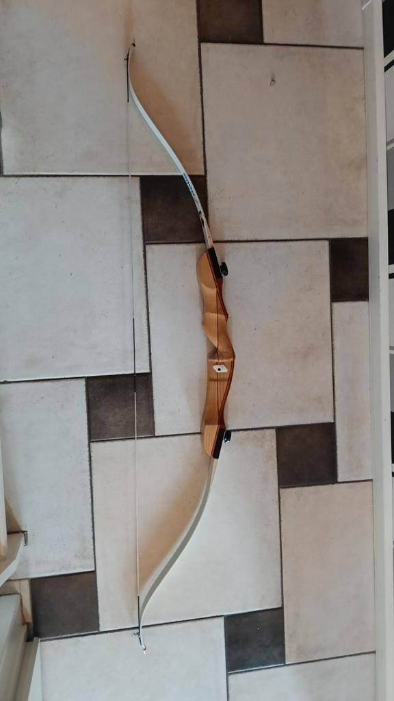 Handboog (recurve handboog met houten handgreep), Sport en Fitness, Handboogschieten, Zo goed als nieuw, Ophalen of Verzenden