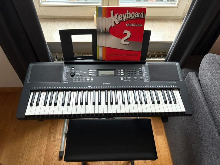 Yamaha keyboard PSR E363 incl. standaard en kruk, Muziek en Instrumenten, Keyboards, Zo goed als nieuw, 61 toetsen, Yamaha, Aanslaggevoelig