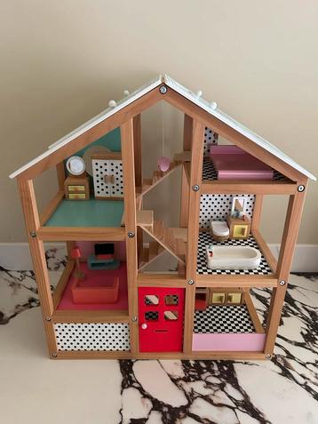 Houten Poppenhuis met Meubels beschikbaar voor biedingen