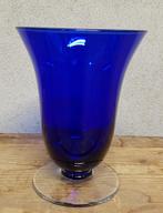blauw sierglas, model kelk, op helder glazen voetje, Antiek en Kunst, Antiek | Glas en Kristal, Ophalen of Verzenden