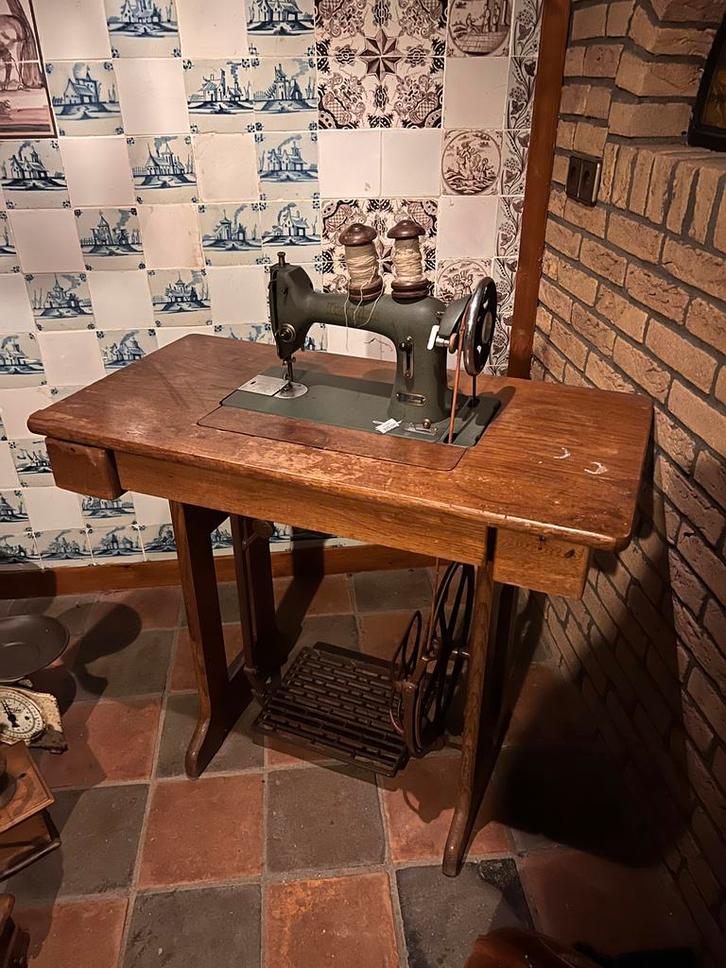 Antieke Husqvarna naaimachine moet weg gratis, Antiek en Kunst, Antiek | Naaimachines, Ophalen