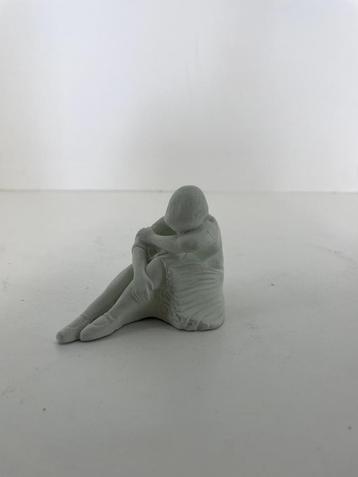Porseleinen beeldje van zittend meisje – bisque stijl, 11 cm beschikbaar voor biedingen