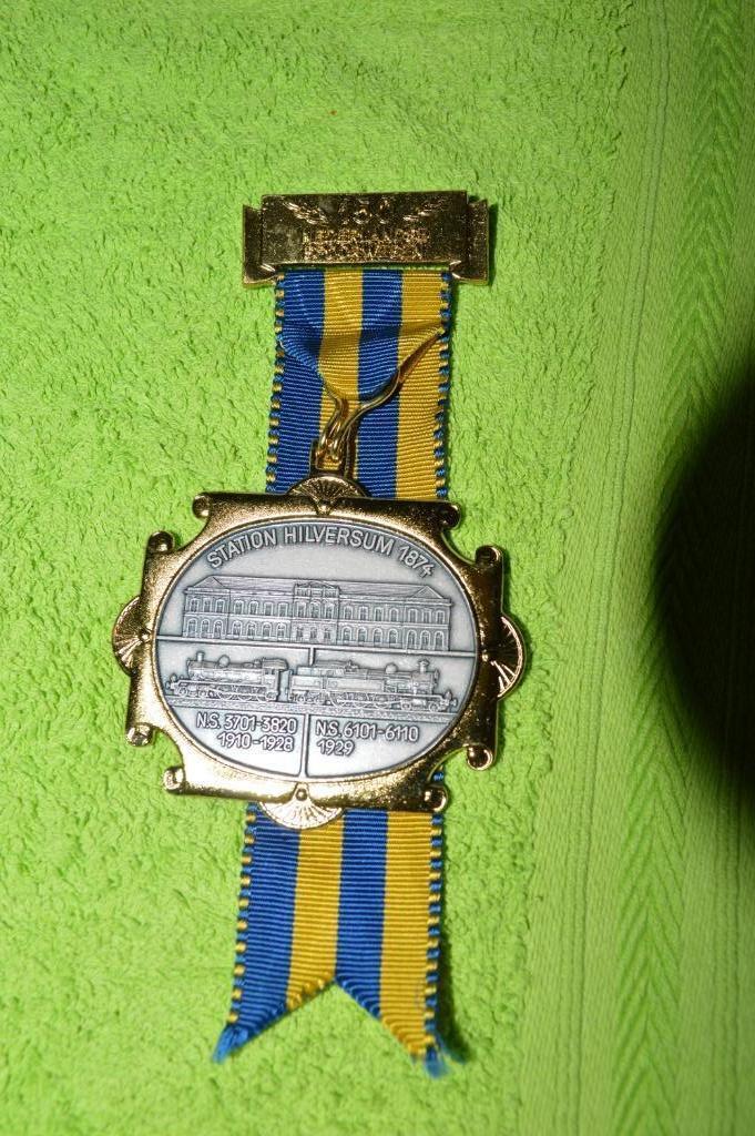 medaille  150 jaar Nederlandes spoorwegen station HILVERSUM, Postzegels en Munten, Penningen en Medailles, Overige materialen
