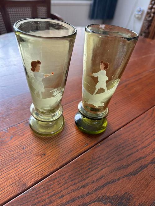 Twee antieke Schneemalerei glazen Mary Gregory-stijl, Antiek en Kunst, Antiek | Glas en Kristal, Ophalen of Verzenden