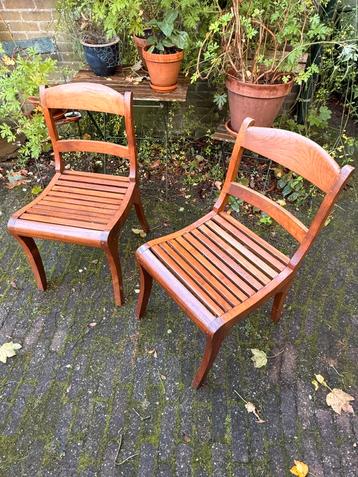 2 x Hard houten stoelen beschikbaar voor biedingen