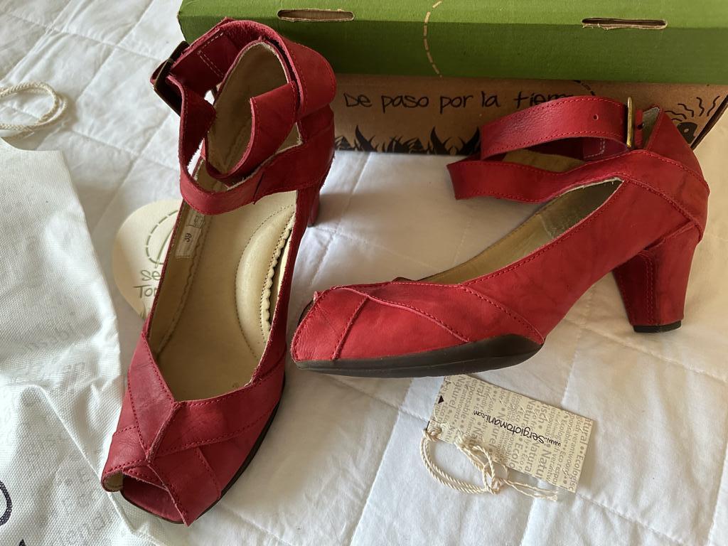 Sandalen met hak, z.g.a.n.., rood suède, maat 39, Kleding | Dames, Schoenen, Zo goed als nieuw, Sandalen of Muiltjes, Rood, Ophalen of Verzenden