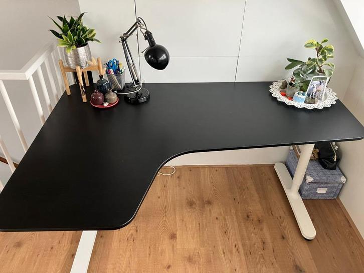 IKEA Mat Zwart Hoek bureau (links), Huis en Inrichting, Bureaus, Zo goed als nieuw, Bureau, In hoogte verstelbaar, Ophalen