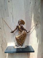 ART DECO JONGE DANSENDE VROUW BRONS MESSING OP MARMER  C1920, Antiek en Kunst, Ophalen