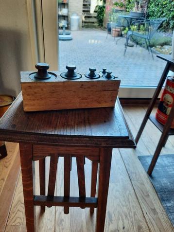 Houten blok met 5 gewichten beschikbaar voor biedingen