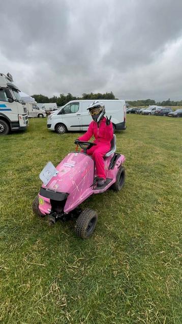 Roze (race) zitmaaier  beschikbaar voor biedingen