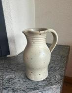 Brutalist stijl grijze kan – Frans vintage aardewerk, Huis en Inrichting, Woonaccessoires | Vazen, Overige kleuren, Aardewerk of Porselein