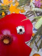 Pandora madeliefje van emaille op donkere achtergrond., Pandora, Ophalen of Verzenden, Zo goed als nieuw, 1 bedel