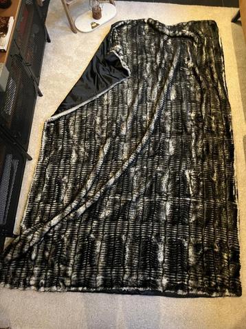 Bontdeken (faux fur met andere kant glanzend satijn) beschikbaar voor biedingen