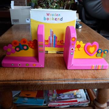 	Houten kinder- boekensteunen beschikbaar voor biedingen