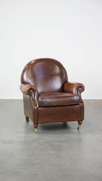 Klassieke, donkere schapenleren armchair op wieltjes beschikbaar voor biedingen