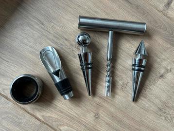 Complete Wijnset - Kurkentrekker, Schenktuit, Stoppers beschikbaar voor biedingen