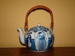 Lange Lijs theepot met rieten hengsel, Huis en Inrichting, Keuken | Servies, Overige typen, Ophalen of Verzenden, Zo goed als nieuw