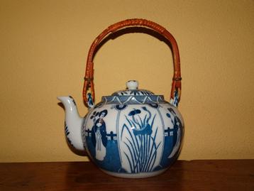Lange Lijs theepot met rieten hengsel beschikbaar voor biedingen
