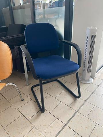 GRATIS - Blauwe stoel beschikbaar voor biedingen