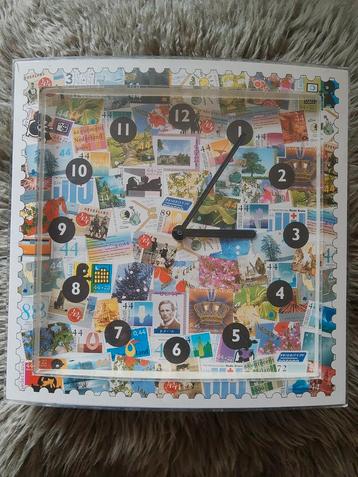 Vintage retro Sweda wandklok met postzegel print achtergrond beschikbaar voor biedingen