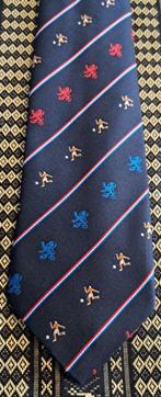 Voetbal stropdas met strijdende leeuwen en voetballers, Kleding | Heren, Stropdassen, Ophalen of Verzenden, Nieuw, Blauw