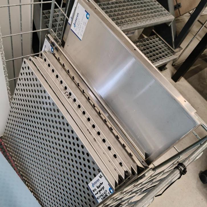 Diverse RVS schalen roosters lekbak voor bar / barbeque, Huis en Inrichting, Woonaccessoires | Schalen en Manden, Gebruikt, Schaal