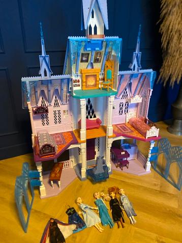 Frozen 2 Arendelle Kasteel met Elsa en Anna Barbies beschikbaar voor biedingen