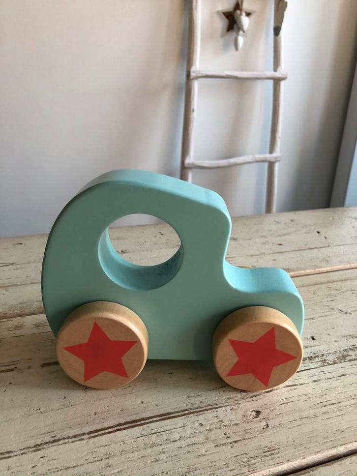 lichtblauwe houten duwauto BLOOMINGVILLE, Kinderen en Baby's, Speelgoed | Houten speelgoed, Zo goed als nieuw, Duw- of Trekspeelgoed