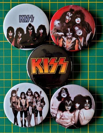 Grote Kiss buttons beschikbaar voor biedingen