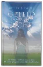 Geleid door het licht (Betty J. Eadie), Boeken, Ophalen of Verzenden, Zo goed als nieuw, Achtergrond en Informatie