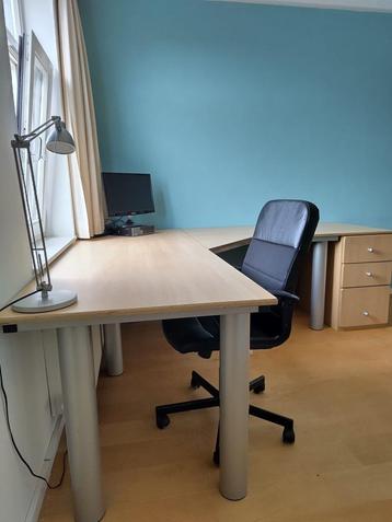 robuust bureau van meubelmaker beschikbaar voor biedingen