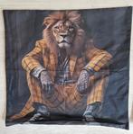 2 X Nieuwe kussenhoes "LEEUW in Pak geel, Ophalen of Verzenden, Nieuw, Overige kleuren, Vierkant