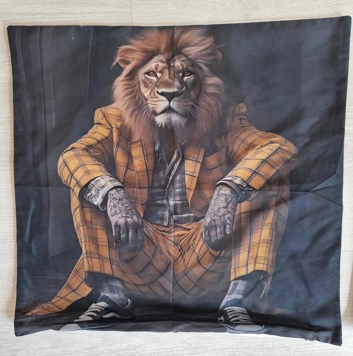 2 X Nieuwe kussenhoes "LEEUW in Pak geel, Huis en Inrichting, Woonaccessoires | Kussens, Nieuw, Overige kleuren, Vierkant, Ophalen of Verzenden