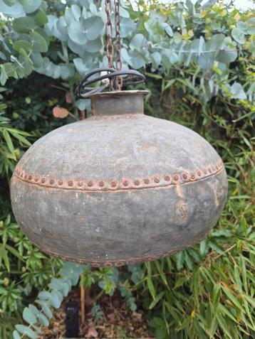 Oude Metalen Hanglamp Indiase Waterkruiken beschikbaar voor biedingen