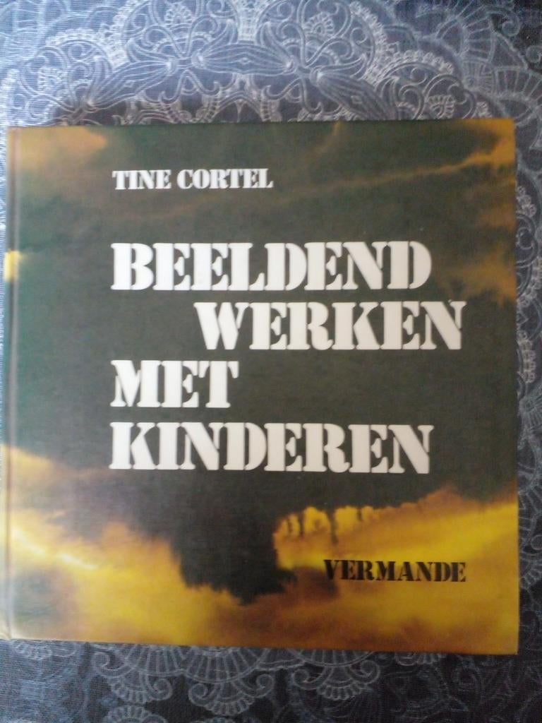 Beeldend Werken met Kinderen - Tine Cortel, Ophalen of Verzenden, Gelezen, Tine Cortel