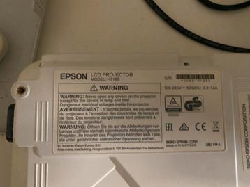 Epson Projector met Beugel en Schermen beschikbaar voor biedingen