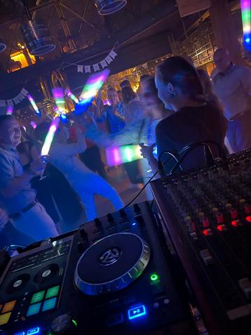 Betaalbare DJ voor elke party en feestelijk event beschikbaar voor biedingen