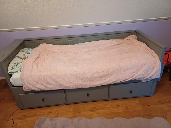Hemmes ikea bed, Huis en Inrichting, Slaapkamer | Bedden, Gebruikt, Eenpersoons, 90 cm, 200 cm, Hout, Grijs, Ophalen
