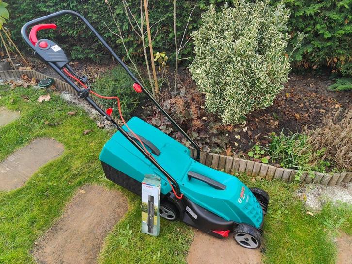 Electrische grasmaaier Bosch 32 + opvangbak + reserve blade, Tuin en Terras, Grasmaaiers, Gebruikt, Elektrische grasmaaier, 30 t/m 39 cm