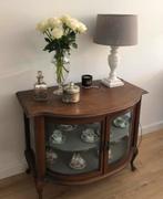 Theekastje vintage met gebogen deurtjes en bol glas., Antiek en Kunst, Antiek | Meubels | Kasten, Ophalen