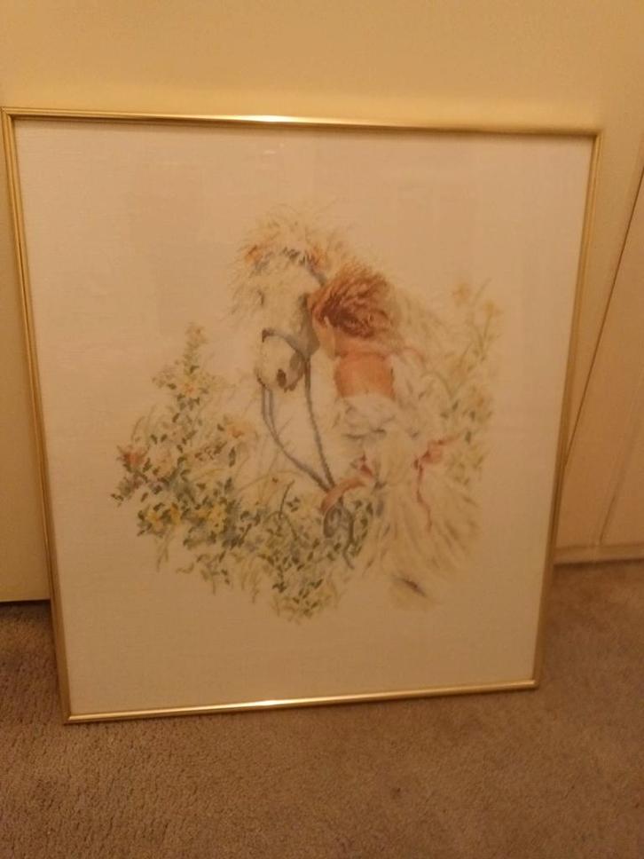 Mooi geborduurde prent vrouw met paard in mooie gouden lijst, Huis en Inrichting, Woonaccessoires | Schilderijen, Tekeningen en Foto's