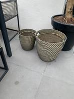Twee bloempotten, Tuin en Terras, Bloempotten, Ophalen, Rond, Aardewerk, Minder dan 25 cm