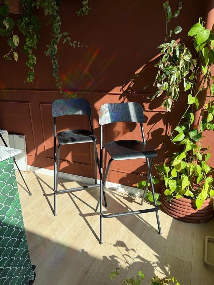 2 zwarte IKEA barkrukken, Huis en Inrichting, Barkrukken, Gebruikt, 60 tot 90 cm, Hout, Metaal, 2 krukken, Met voetsteun, Ophalen