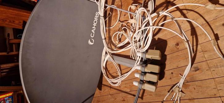 Complete Satset + multiswitch+ toebehoren, Audio, Tv en Foto, Schotelantennes, Zo goed als nieuw, Overige merken, Ophalen