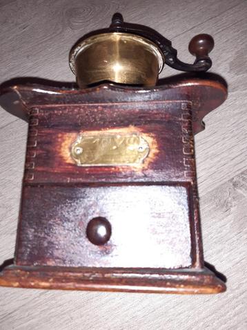Oude koffiemolen  beschikbaar voor biedingen