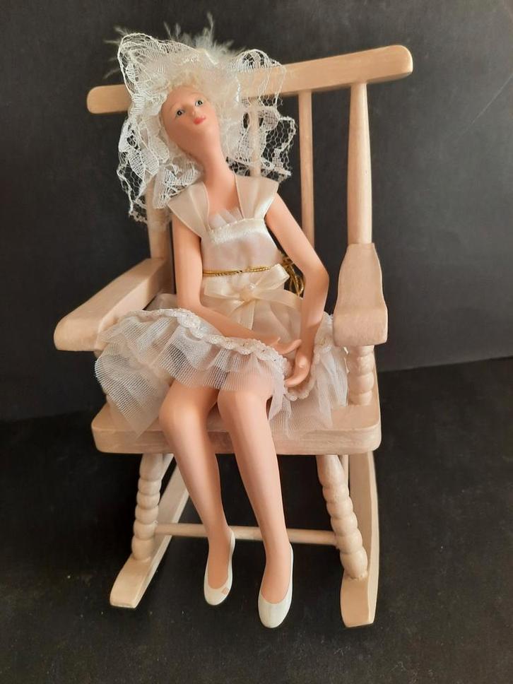 Vintage Porseleinen Pop in Schommelstoel, Verzamelen, Beelden en Beeldjes, Gebruikt, Mens, Ophalen of Verzenden