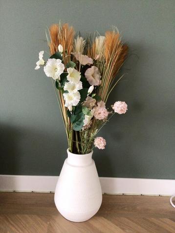 Witte vaas met pluim en bloem