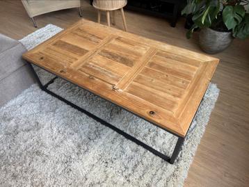 Hout/metalen salontafel beschikbaar voor biedingen