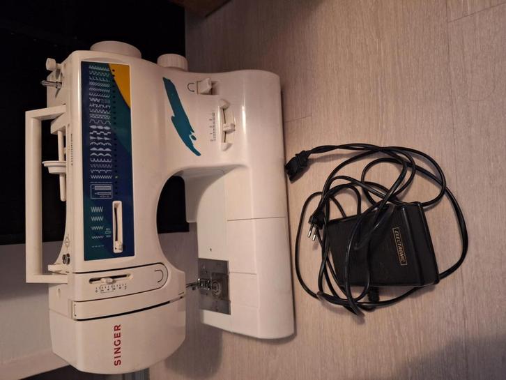 Gezocht naaimachine of lockmachine, Hobby en Vrije tijd, Naaimachines en Toebehoren, Zo goed als nieuw, Lockmachine, Overige merken