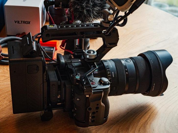 SONY A6700 VIDEO/FOTO RIG - NIEUWSTAAT + SIGMA 17-40 F1.8, Audio, Tv en Foto, Fotocamera's Digitaal, Zo goed als nieuw, Spiegelreflex